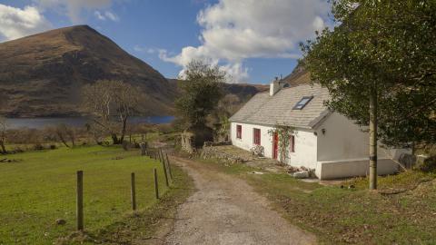 Lough Annascaul - cottage